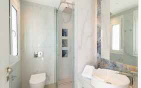 Badezimmer mit Regendusche der Junior Suite